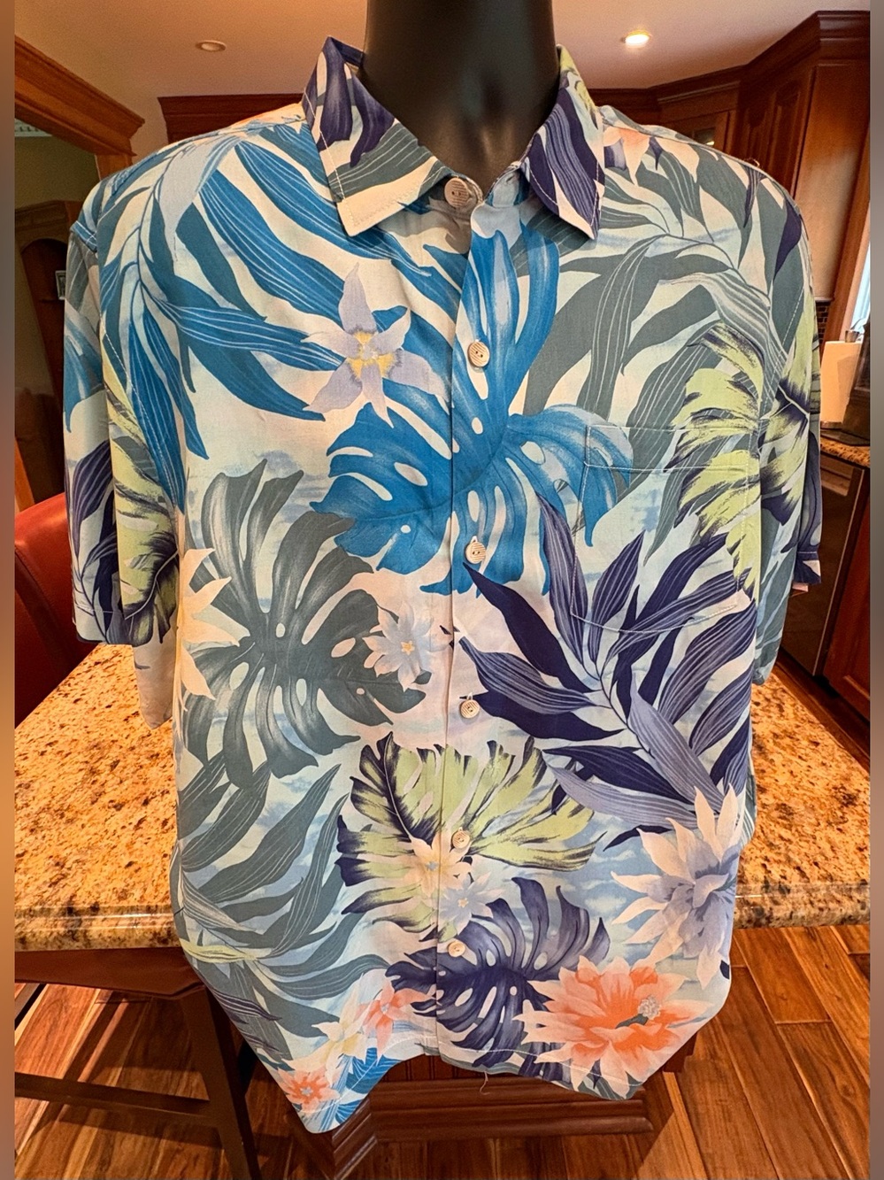 Tommy Bahama men’s broom front camp shirt. Sharp blue/green floral print. XL
